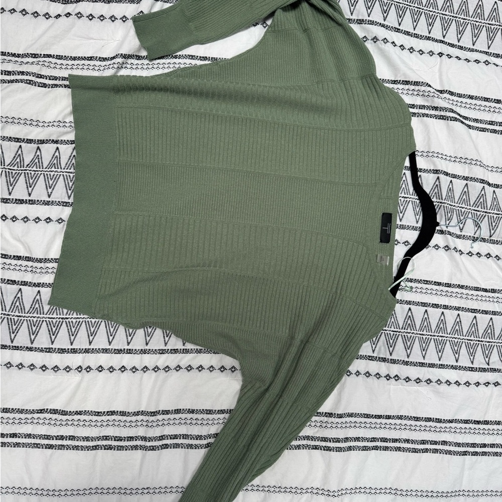 Elegant Green Women's Sweater
